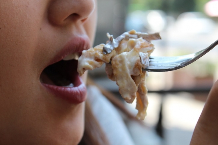 9 dolog, amit tudnod kell, ha egy olyan lányt szeretsz, aki imád enni