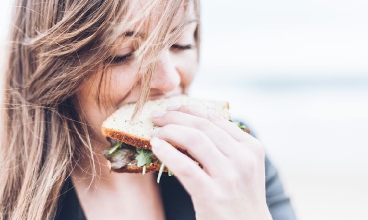 Miért központi probléma a nőknél az evés?