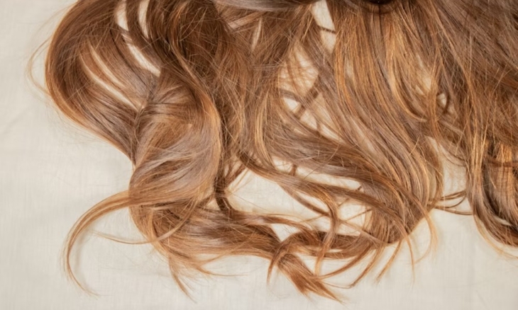 Virág helyett hajfürt?