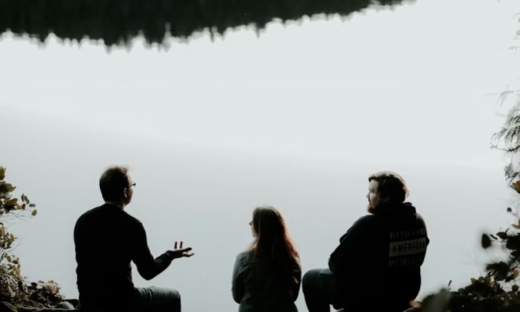 Mi&eacute;rt hisznek a tanult emberek is az &ouml;sszeesk&uuml;v&eacute;s-elm&eacute;letekben?