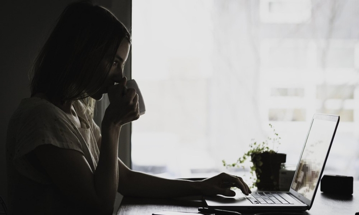 Miért kínozzuk magunkat az exek online követésével?